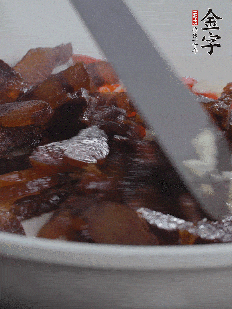 下醬油肉，煸出油脂。