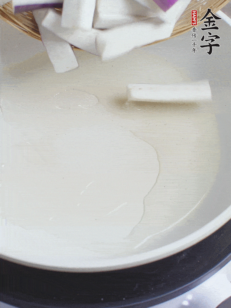 杭茄洗凈去蒂，縱向剖成4份，切成長10cm左右的段。白洋蔥切絲。口蘑洗凈去掉柄。紅椒切菱形片。