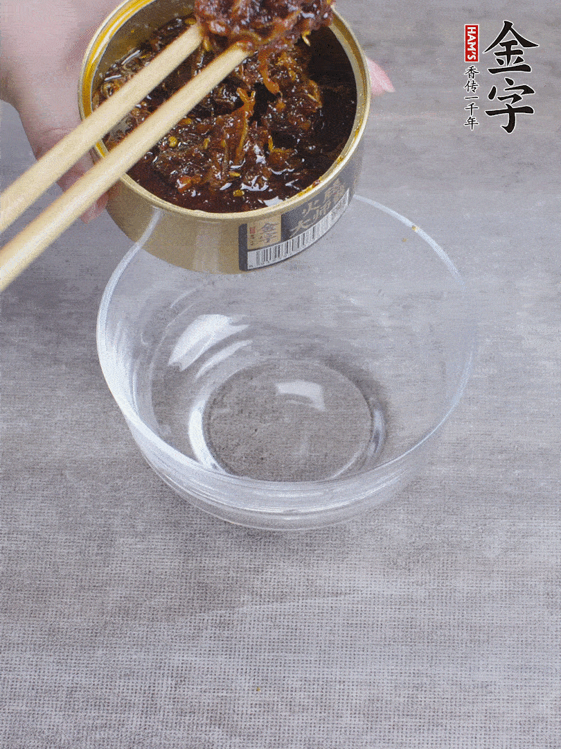 金字火腿大師醬2勺、醬油1勺、白砂糖1/2勺調(diào)勻。