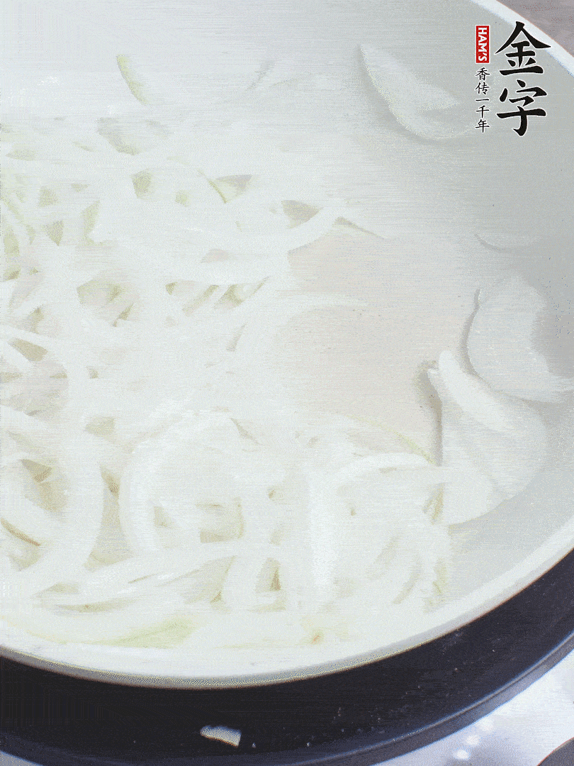 油熱下洋蔥絲、紅椒炒出香味。