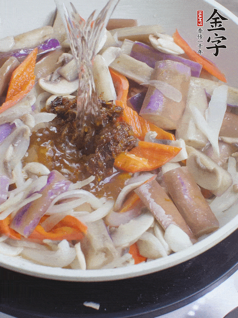 下茄子、口蘑，淋入料汁，加熱水份收干。