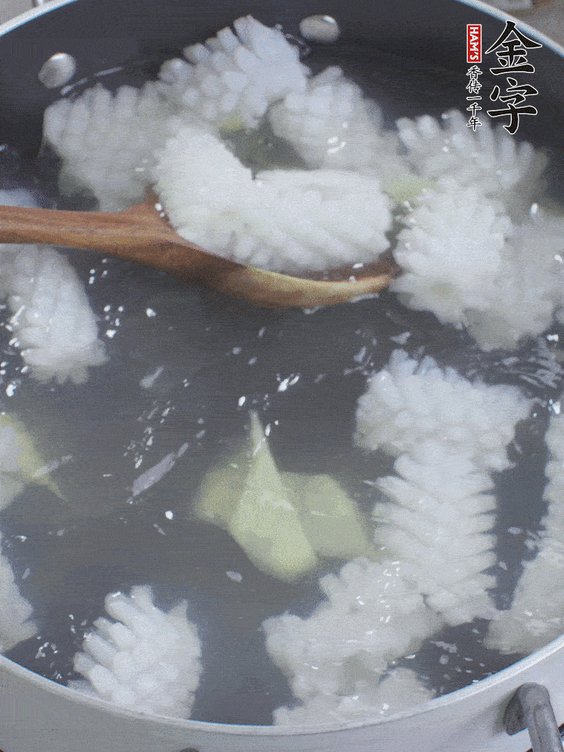 魷魚解凍后，加姜片、料酒汆燙30秒。