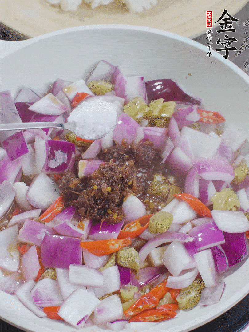 加1大勺金字火腿大師醬、2勺生抽、1勺糖，翻炒。