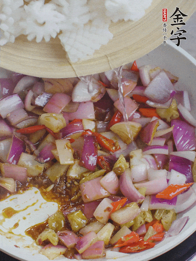 下魷魚花，2勺料酒炒勻。