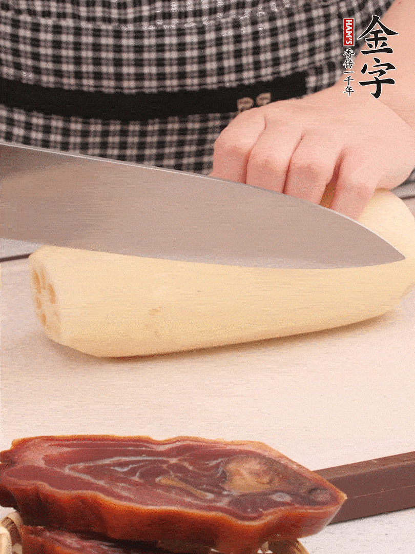 蓮藕削皮切塊。