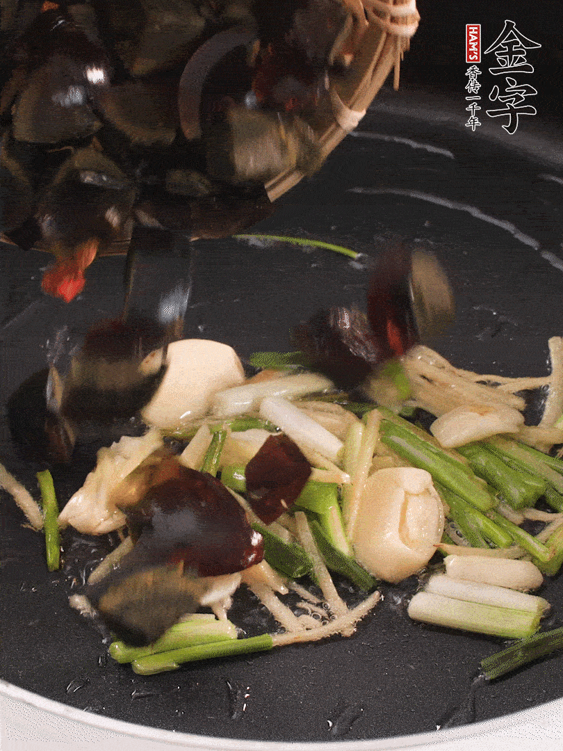 熱油爆香蔥姜，放入皮蛋翻炒至氣泡。