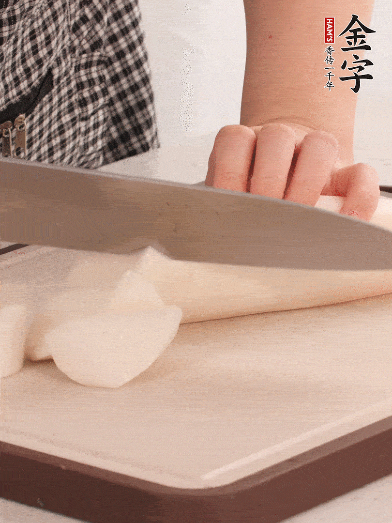 蘿卜切塊，火腿切片。