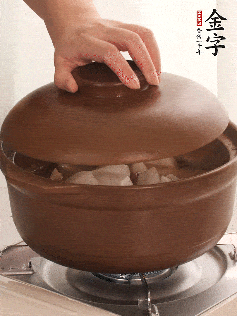 倒沒過食材的熱水，大火燒開。蓋上蓋子轉(zhuǎn)中小火，燉15-20分鐘。等蘿卜煮到喜歡的軟爛度就可以關(guān)火。