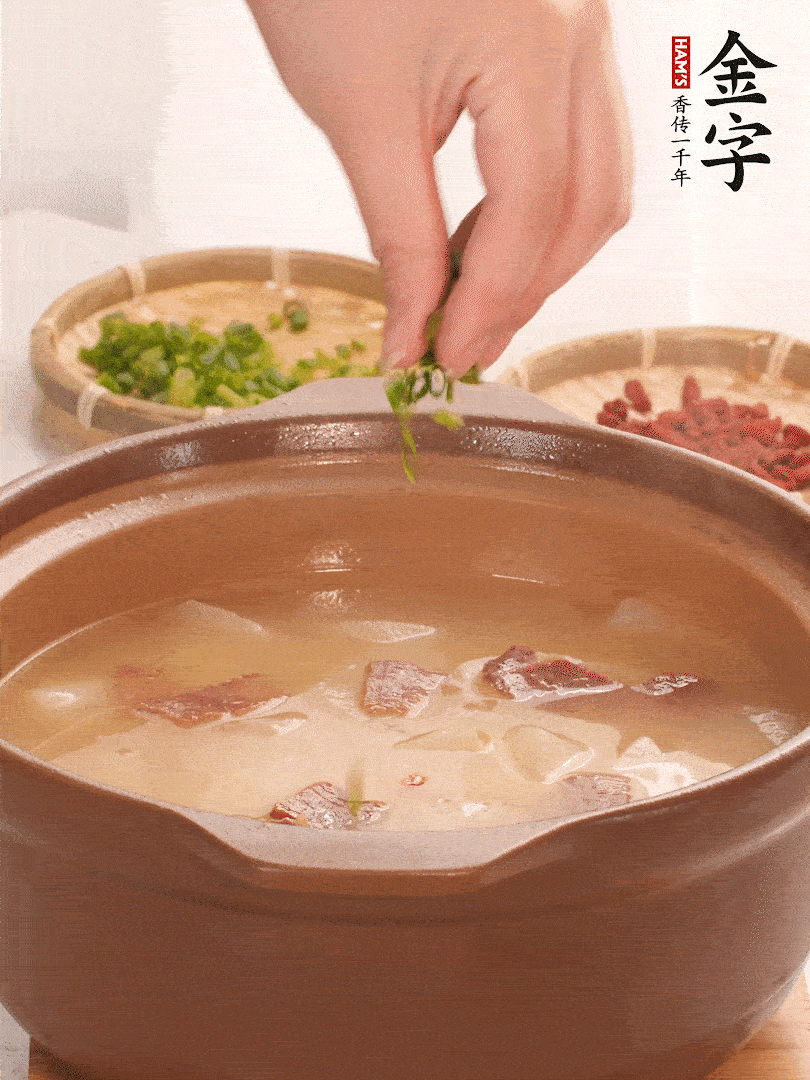 最后點(diǎn)綴點(diǎn)小蔥花、枸杞，增色提味。