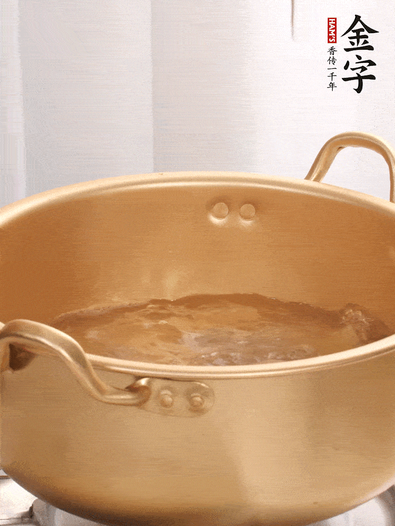 排骨加姜片、料酒，冷水下鍋焯水，撇去浮沫。