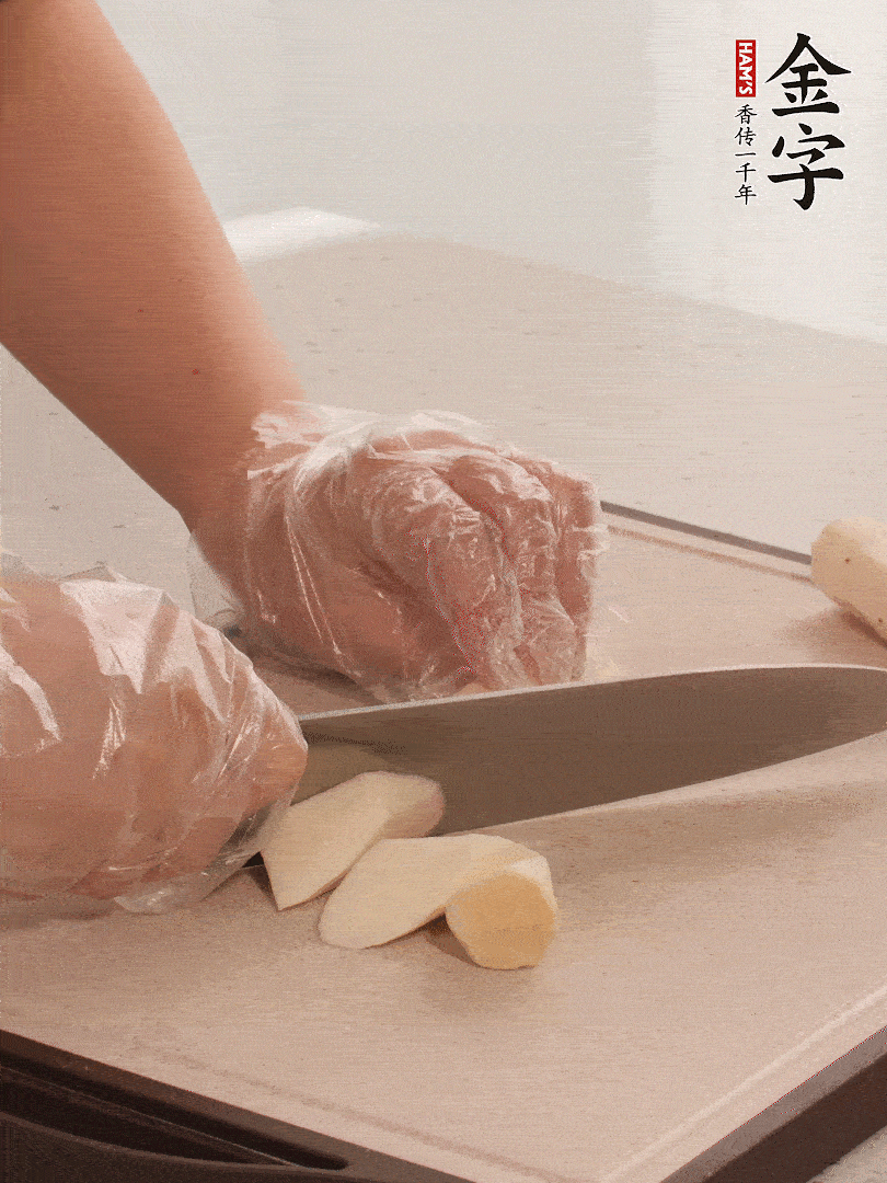 鐵棍山藥洗凈削皮，切斜刀塊。