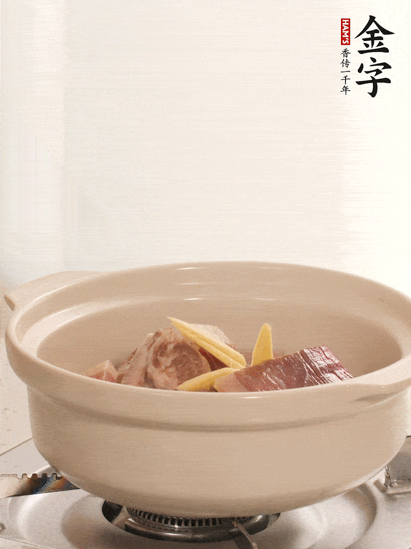 湯鍋放入排骨、火腿、姜，加適量水。煮開后轉(zhuǎn)小火燉40分鐘。