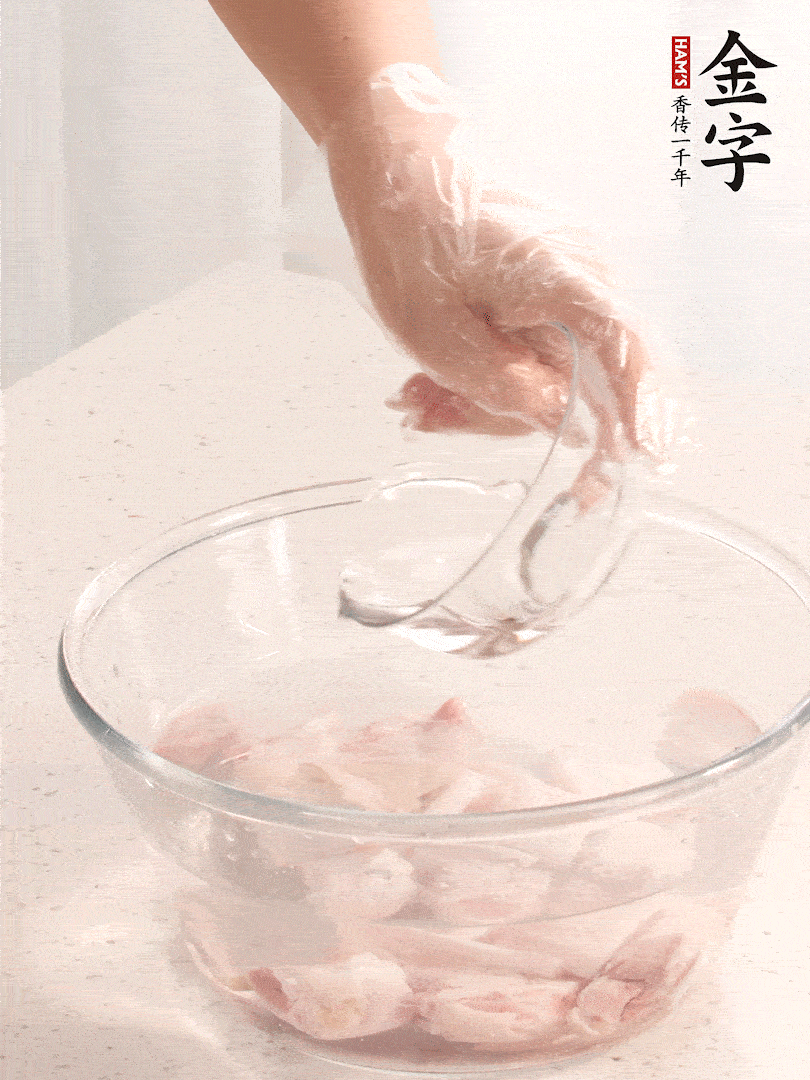 豬蹄除去雜毛、刮去油膩，斬成大塊，冷水浸泡半小時出血水，冷水下鍋，放入姜片、醋去腥，水燒開大約2分鐘，撈出。（白醋能夠讓豬蹄更白凈）