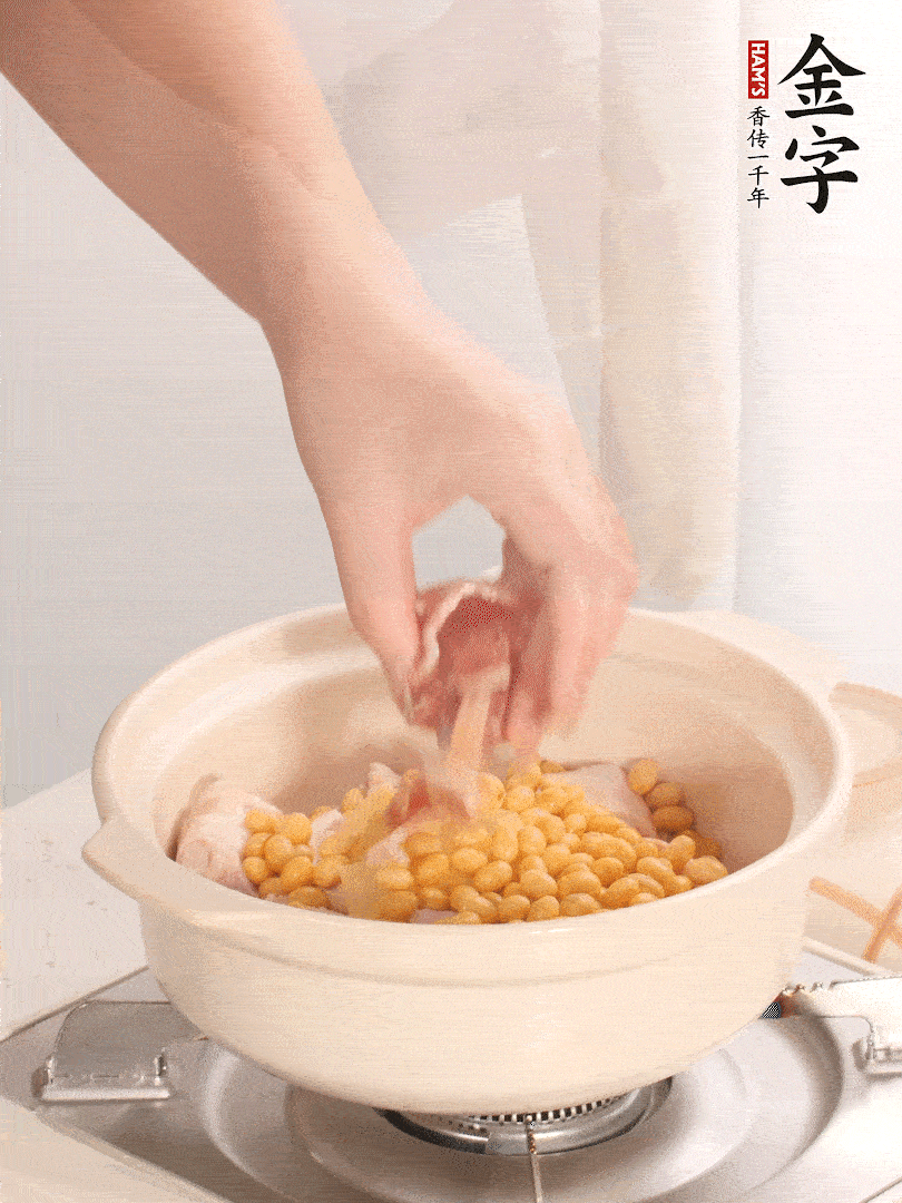 湯鍋放入豬蹄、姜片，加入黃豆、火腿，倒入足量的清水、適量料酒。