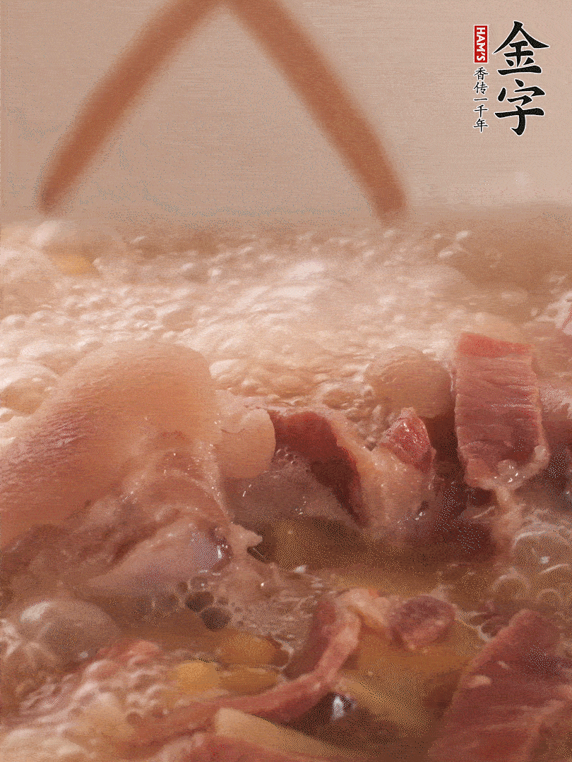 大火將水煮開后，蓋上鍋蓋，轉(zhuǎn)小火慢燉1個半小時。