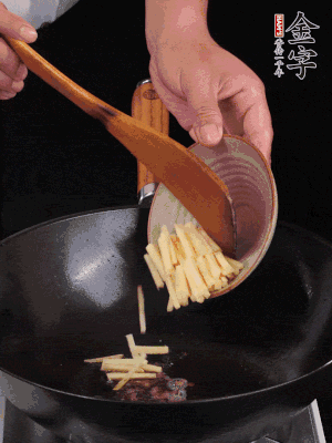 留少許余油，下姜絲、毛豆、火腿翻炒。