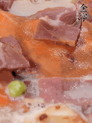 放適量料酒、清水煮到沸騰，再下蟹塊燜煮8分鐘。