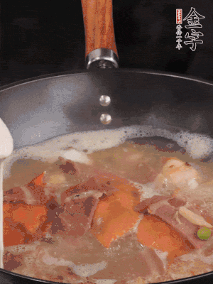 最后用面糊勾芡，燒至收汁，出鍋前撒點(diǎn)蔥段。