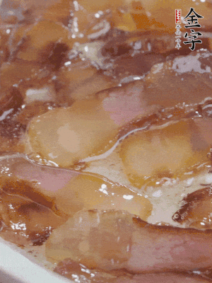 油5成熱，醬油肉煸香。