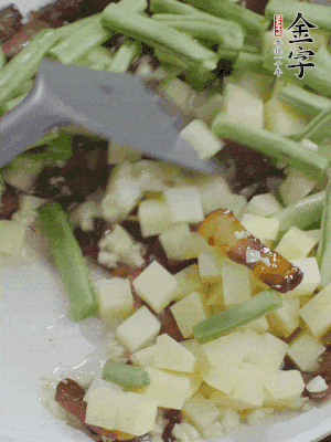 下蒜末、豆角、土豆塊翻炒。