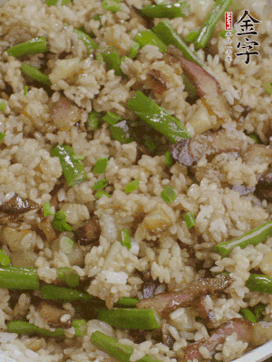 淋一點(diǎn)生抽、蠔油，撒蔥花。