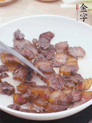 熱鍋少油，醬油肉煸出油脂，盛出。