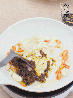 豬油下鍋，爆香蒜片、金字火腿XO醬。