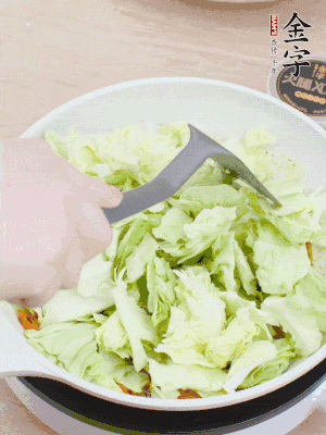 下卷心菜翻炒。