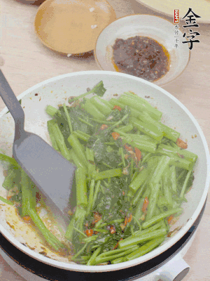 下空心菜炒軟。