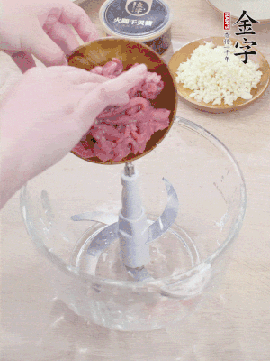 江南野筍干浸泡至軟；豬五花肉切薄片；腐皮改刀切成長方形。