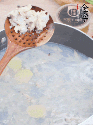 沸水下花蛤肉、姜片、料酒焯水。