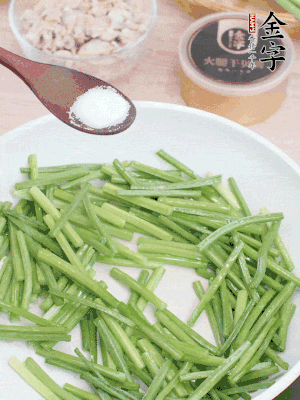 起鍋熱油，下韭菜苔炒至變色。加少許鹽。