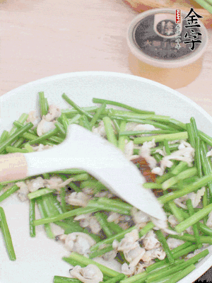 再下花蛤肉、1勺金字火腿干貝醬翻炒攪勻。