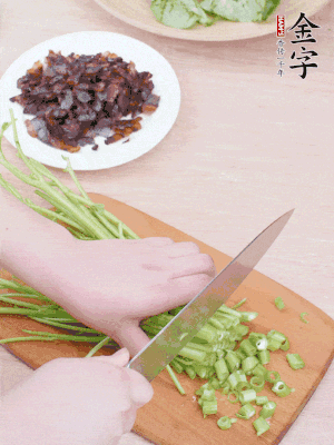 空心菜摘掉葉子，菜梗切成丁。