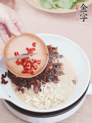 爆香蒜末、小米辣。