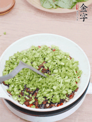 下菜梗翻炒，混合醬油肉。