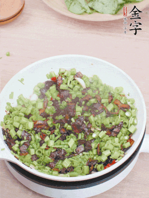 1勺生抽、1勺蠔油、1點點白糖調(diào)味。