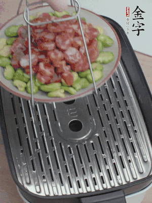 蠶豆鋪底，香腸鋪上，上鍋蒸15分鐘。