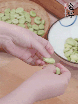 蠶豆剝殼，去掉豆衣，切碎。