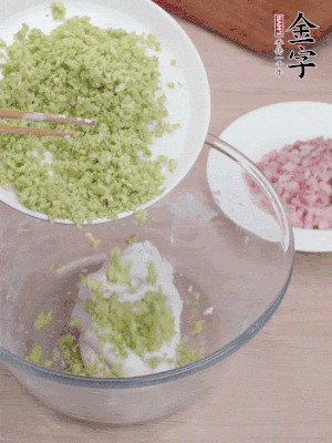 糯米粉邊揉邊加水，成團(tuán)后揉進(jìn)蠶豆、咸肉。