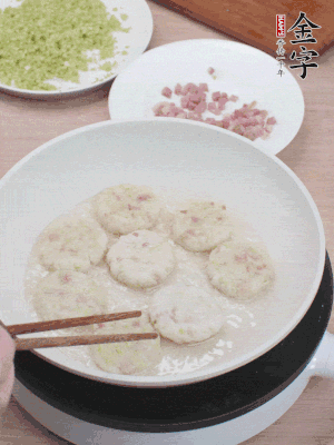 鍋中涼油，慢煎至兩面有脆殼。（油可以多一點(diǎn)）