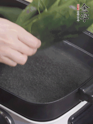 粽葉入沸水煮1分鐘，翻面再煮1分鐘，清洗干凈加水浸泡。