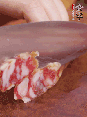 金字香腸斜切成大片。