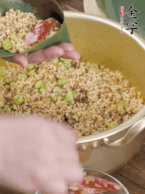 兩片粽葉1/2處葉尾相疊，中間卷成圓錐后裝入餡料。