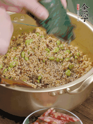 再附一張粽子，一齊向后折疊，線繩捆綁。