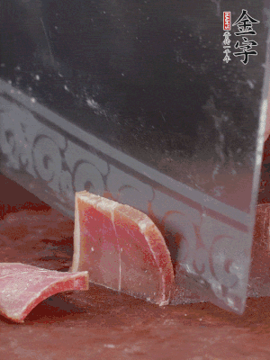 取金字火腿塊150g，切成薄片。生姜切片。