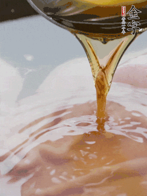 洗凈后冷水下鍋，加黃酒焯水。