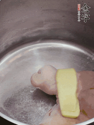 撈出洗凈后，加蔥姜、黃酒二遍焯水。