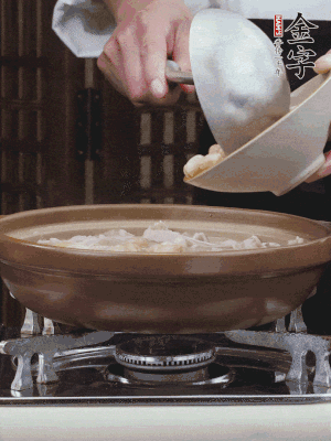 燜煮30分鐘，下花生、紅棗煮5分鐘。（花生提前預煮15分鐘）