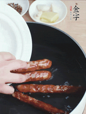 金字香腸水煮15分鐘，撈出切薄片。